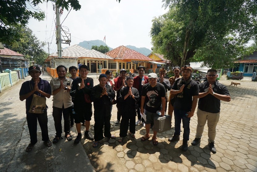 Foto Bersama Narasumber Penduduk Kampung Karedok Sumedang