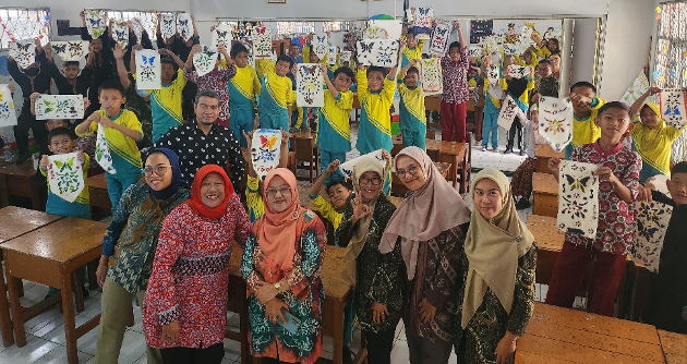 Membatik dengan Teknik Cetak Stensil: Upaya Mengenalkan Budaya Nusantara di SD Cipagalo 3