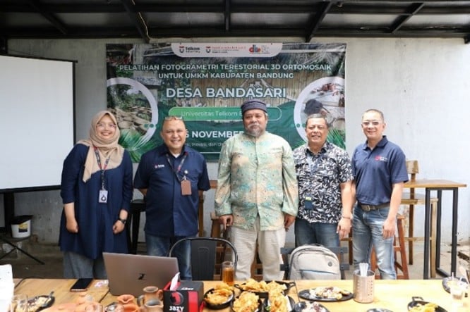 Mengangkat Potensi UMKM Keramik Lewat Visual 3D Fotogrametri Berbasis Smartphone.